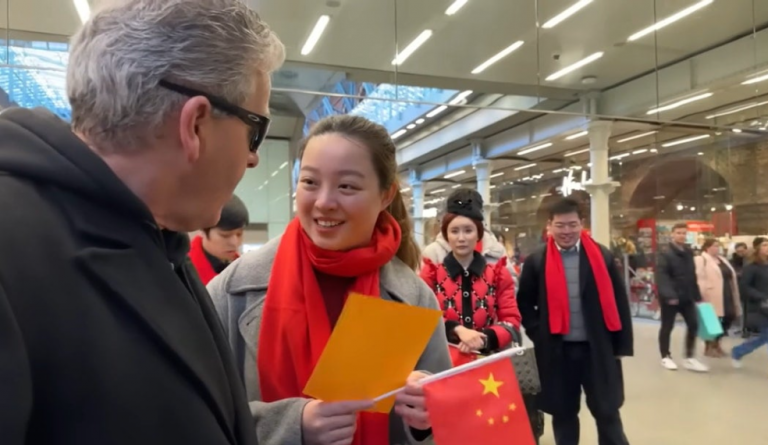 英国钢琴家说「他们手持中共小红旗」,小粉红却觉得自己被种族歧视?