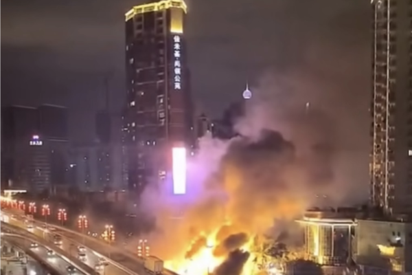 深圳文錦渡口岸貨車起火爆炸 濃煙沖天