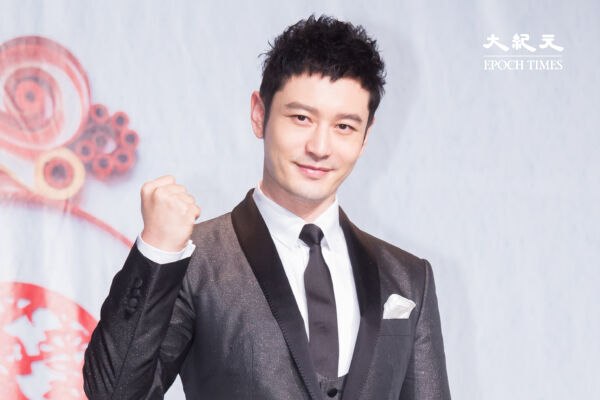 黃曉明過年遊福建 低調攜母到寺廟祈福