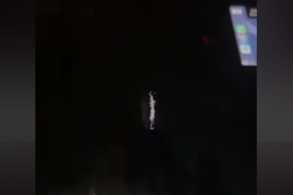 福建男子凌晨駕車偶遇不明發光體 長約3米