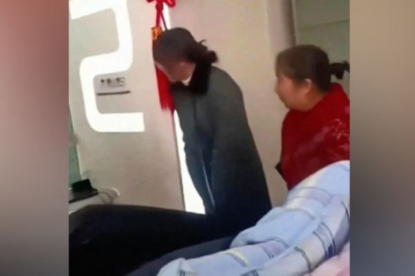 子女無法代取款 臥床老人被推到銀行取錢