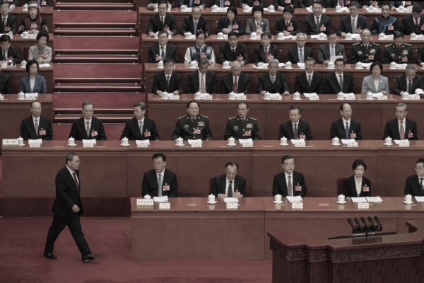 李強做報告 有人頻擦眼睛 有人捂嘴打哈欠