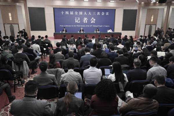 貿易戰升級 王毅對美喊話再當「兩面人」