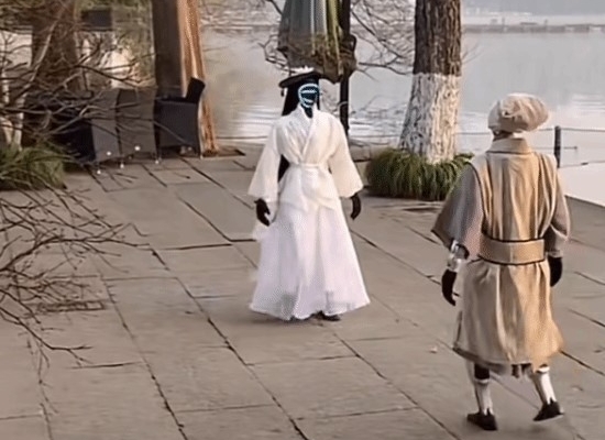 機械人版許仙白娘子相會? 網民:像在拍鬼片