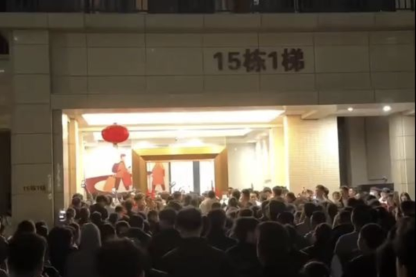 佛山豪宅裝修如骨灰房 引發千人抗議