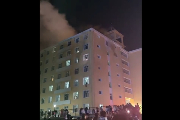 黑龍江高校宿舍起火警報未響 學生跳窗逃生