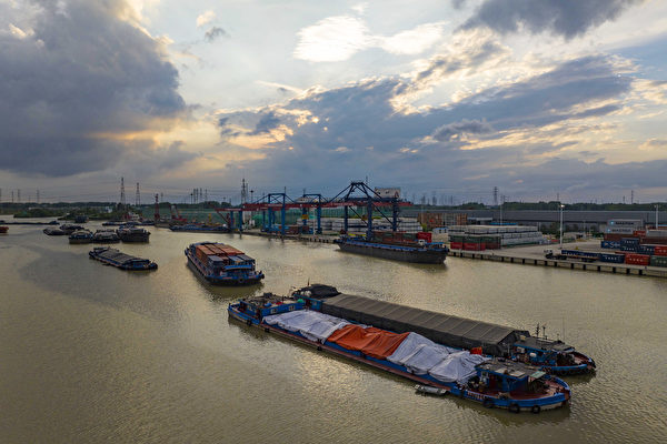 稱挺民企卻干預李嘉誠賣港口 中共進退維谷