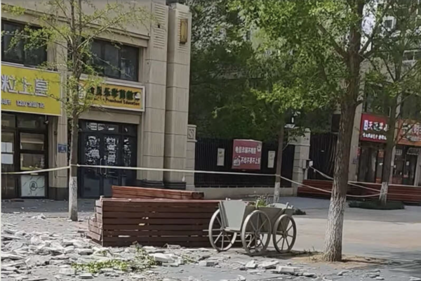 北京樓體外牆被強風撕成碎片 什剎海波濤洶湧