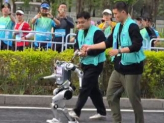 北京機器人馬拉松笑話多 有的摔掉頭後繼續跑