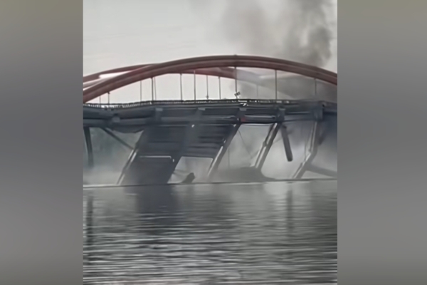 北京潮白河大橋起火 部分坍塌