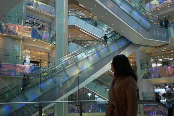 中國學者建議五一撒幣萬億促消費 引爆全網