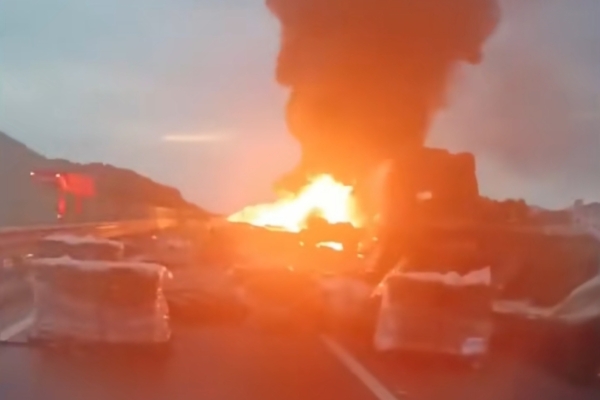 浙江高速發生貨車追尾引起爆燃 傳有人受困