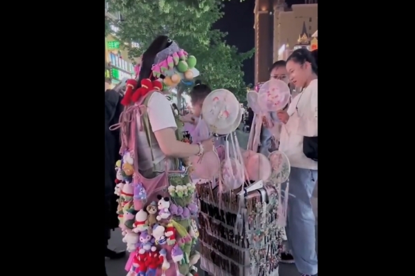 大陸年輕人流行「旅遊擺攤」 引熱議