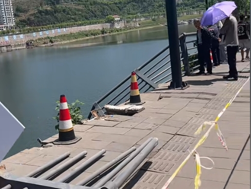 四川達州汽車撞斷大橋護欄墜河 1人死亡