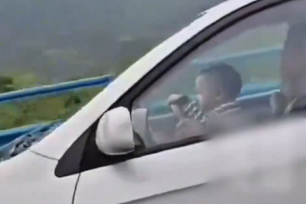 貴州高速公路上2歲娃「駕車」 驚險一幕曝光