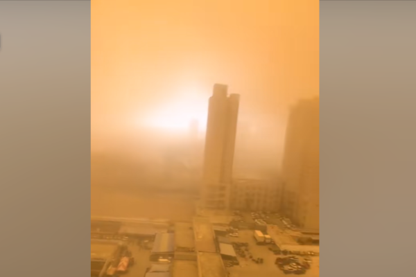 青海格爾木遭遇沙塵暴 整座城市籠罩在沙塵中