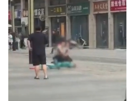 四川一男子當街持刀刺傷一女子