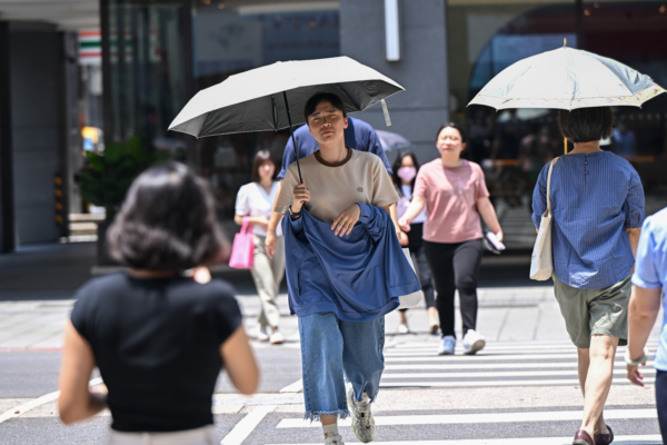 中國多地地表超70℃ 鄭州居民家玻璃熱炸