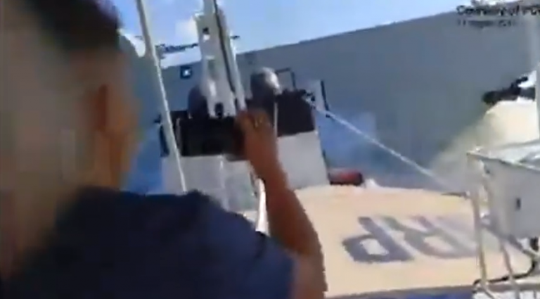 陆海警船与军舰黄岩岛拦截菲律宾海警船不成 相撞受损