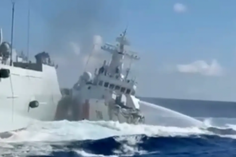 中国海警船撞自家军舰成笑柄 菲国欢喜为船员授勋