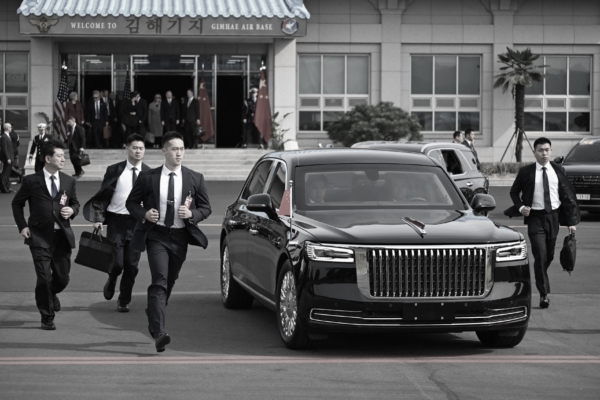 APEC罕見一幕 隨從悄悄掏給習三樣物品