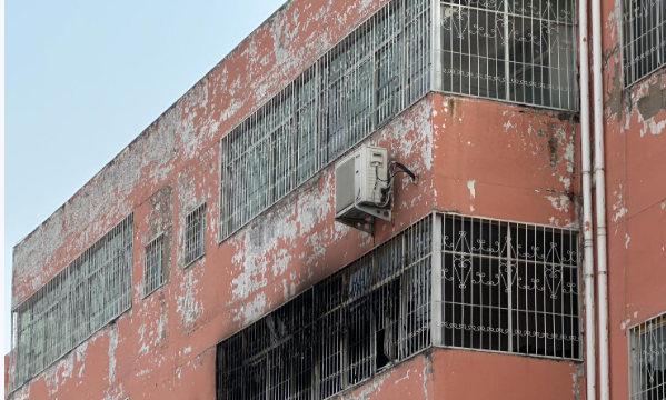 《13条命与680天沉默:河南小学大火,烧不穿的不是铁门,是体制》