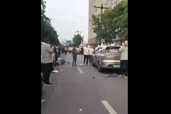 河南洛陽一輛汽車加速撞向人群 多人死傷