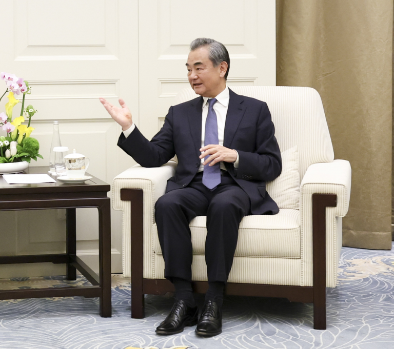 王毅會見斯里蘭卡總理古納瓦德納 助力擺脫貧困陷阱