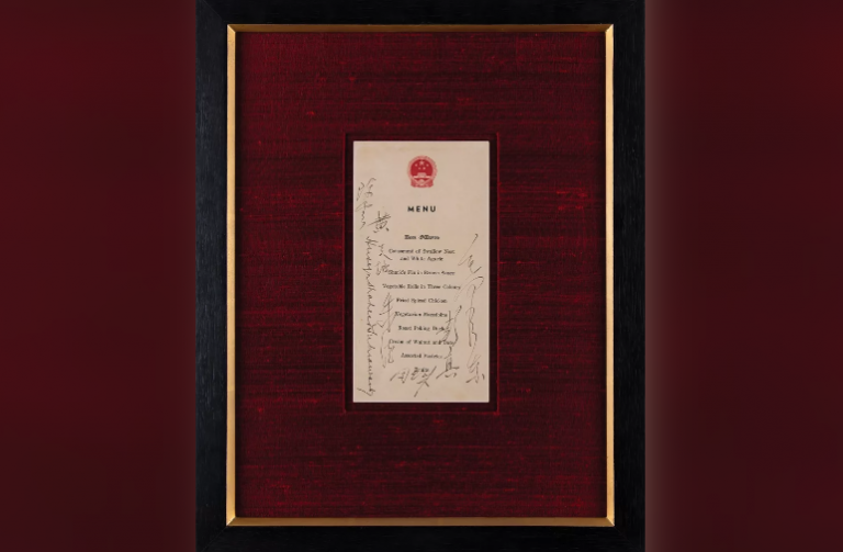 1956年中共国宴吃什么?毛泽东签名菜单860万元拍出