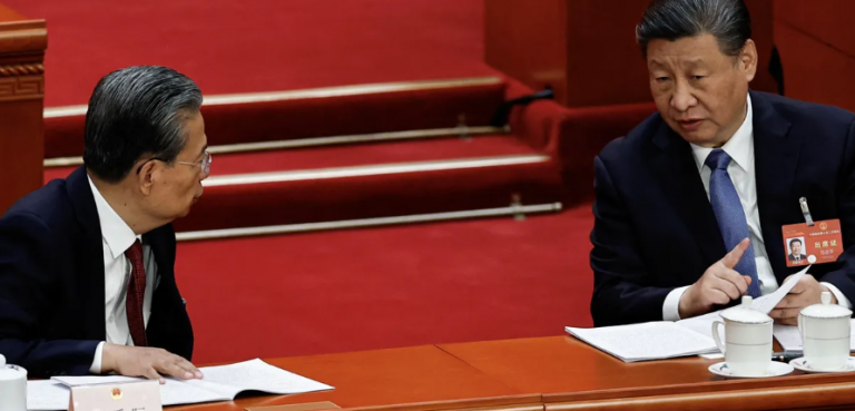 习近平生气了!敲桌训话3分钟 港媒:人大委员长公开被电