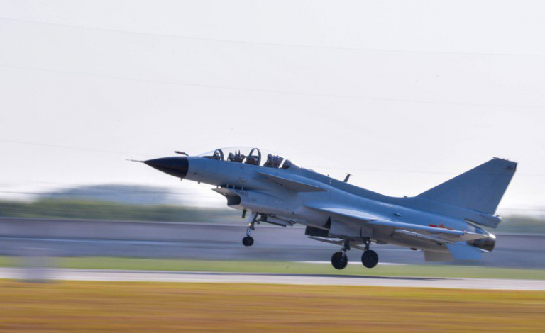 共军在黄海国际水域 向澳直升机投下多枚「照明弹」 澳洲抗议:「危险及不可接受的行为」