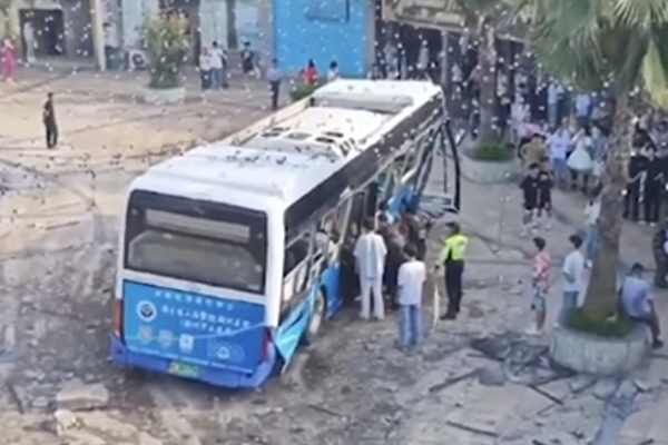 江西大巴失控 衝入負一層平台 畫面曝光