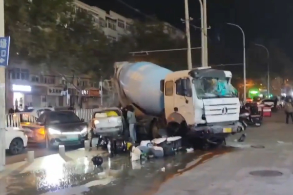 「共產黨不讓我活」青島司機連撞五十多車