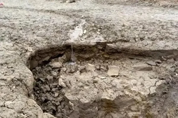 重慶一水庫枯竭 庫底驚現大坑引擔憂