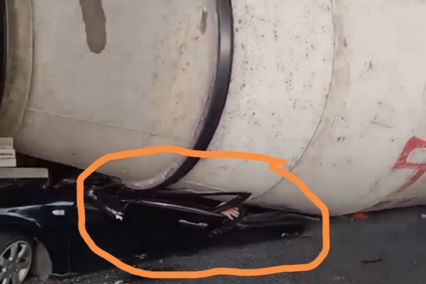 安徽一小轎車被水泥罐車壓扁 車主大難不死