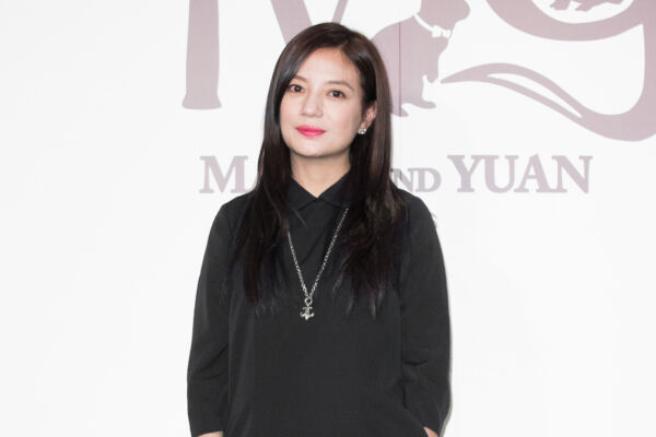 瓊瑤離世 趙薇遭封殺3年首次在微博發文