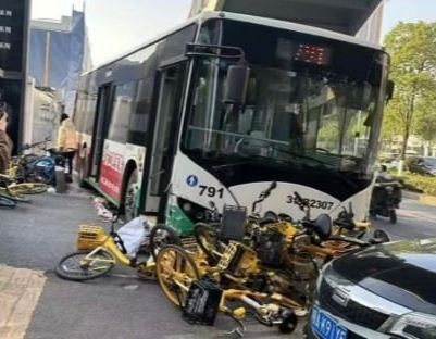 武漢公交突衝上人行道 現場傷亡人數不明