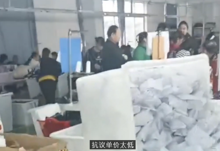 广东广州:箱包厂工人连日罢工反低价要社保