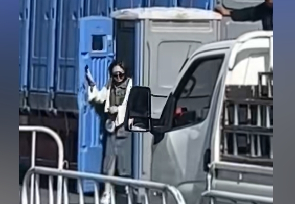 河北女子使用移動廁所 連人帶廁被運走