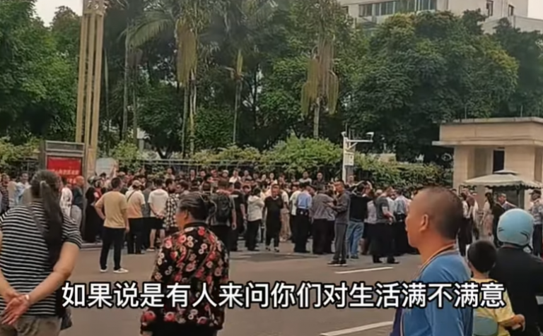 四川富顺华英小学臭猪肉事件后续(二):6月24日至25日期间,当地政府对家长们使用了各种“维稳”手段:学校老师告诉小孩,有人问起或者填调查试卷时,只能说很满意;警察直接打电话骚扰家长;还有官员上门威胁家长,如果继续抗议,将会影响到孩子的中考。