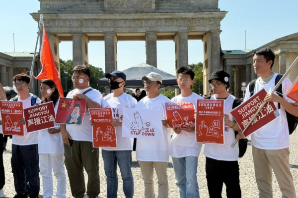 柏林華人聲援江油 少年呼喊「推翻共產黨」