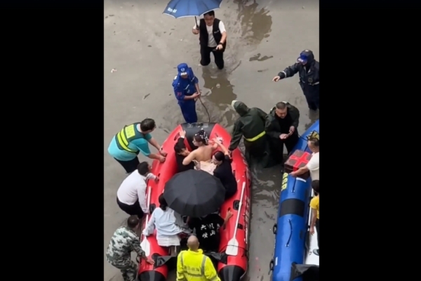 河南多地暴雨 許昌街道一片汪洋
