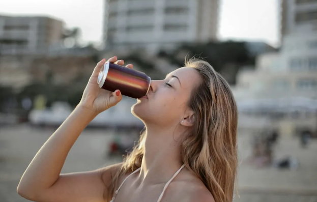 英拟禁售「能量饮」给未满16岁 医曝:恐越喝越累、拖垮代谢