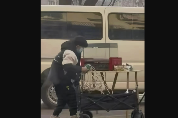 遼寧11歲男孩擺攤 知情人:6歲已輟學照顧病父