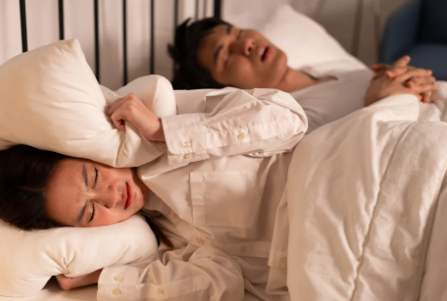 夜里打呼声像蒸气火车!太太半夜惊醒摇人,他「每小时窒息60次」…睡眠呼吸中止症:恐增20%罹癌率