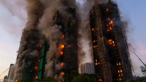 香港大埔宏福苑火灾增至36死!疑因「竹棚鹰架」酿成大祸,另有279人处于失联状态