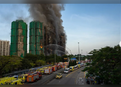 香港宏福苑大火延烧近24小时 长者坐外头一晚「身上只剩借来的1000元」