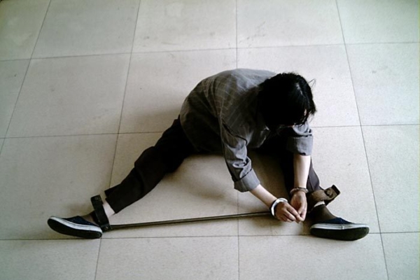 【中共百种酷刑】銬刑