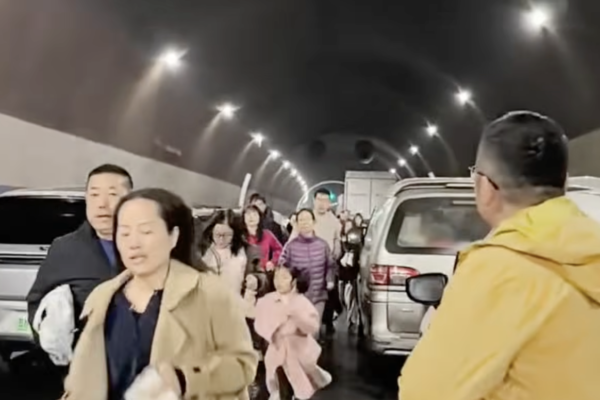 京昆高速隧道貨車突起火 民眾棄車大逃亡