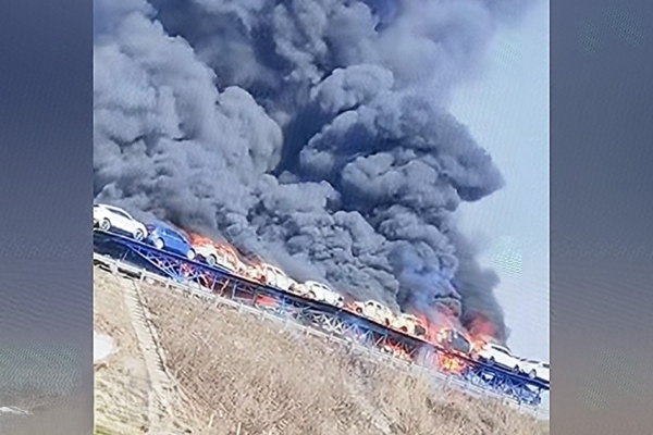河北高速一貨車起火 運載的數十輛汽車被燒